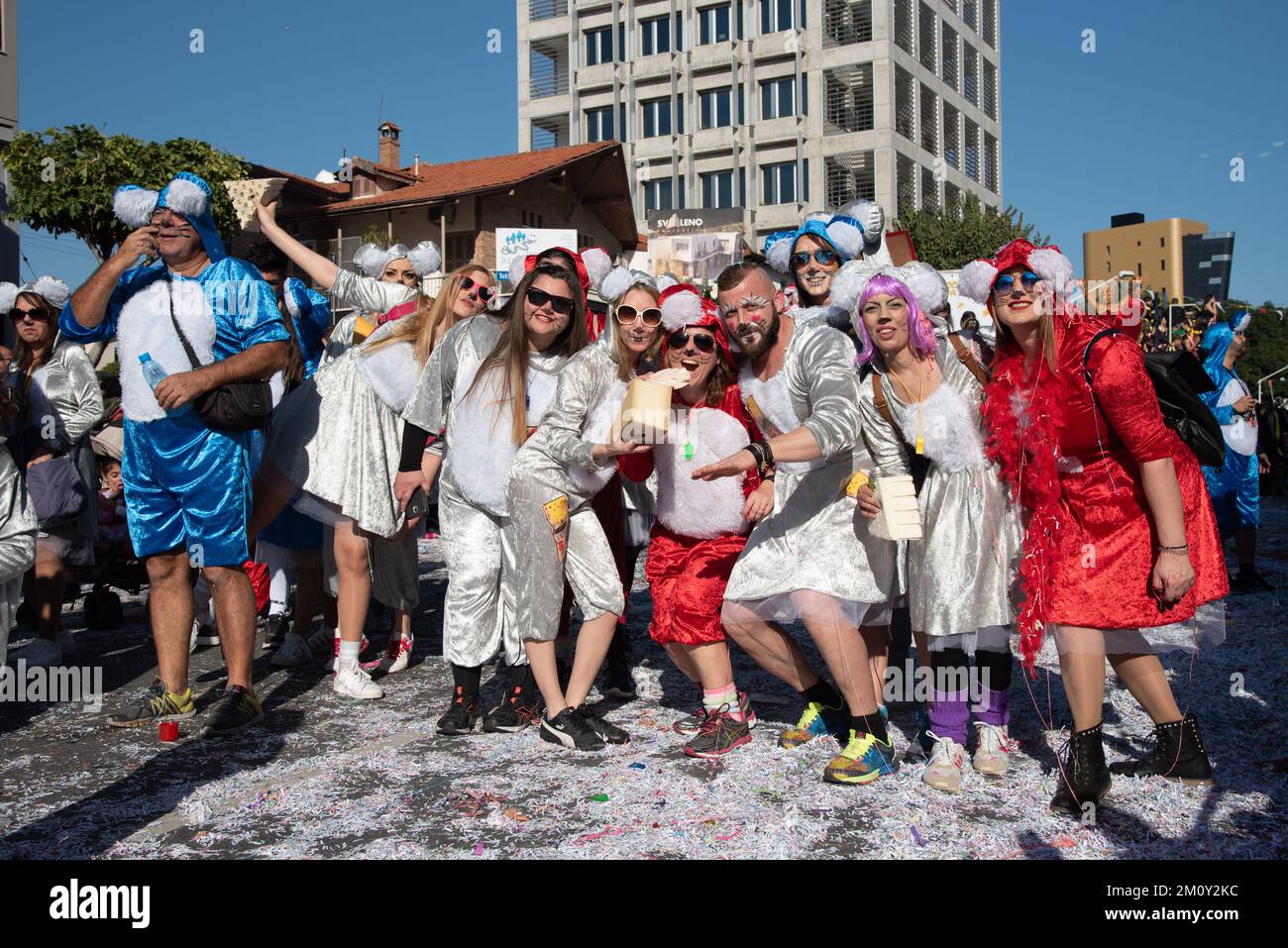 Glückliche Menschen in Teams in bunten Kostümen, die auf der limassol Carnival Parade in zypern vorgeführt werden Stockfoto