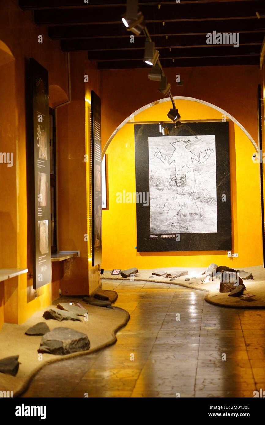 Ein Innenraum des archäologischen Museums mit alten Steinen und Karten Stockfoto Ein Innenraum des archäologischen Museums mit alten Steinen und Karten Stockfoto