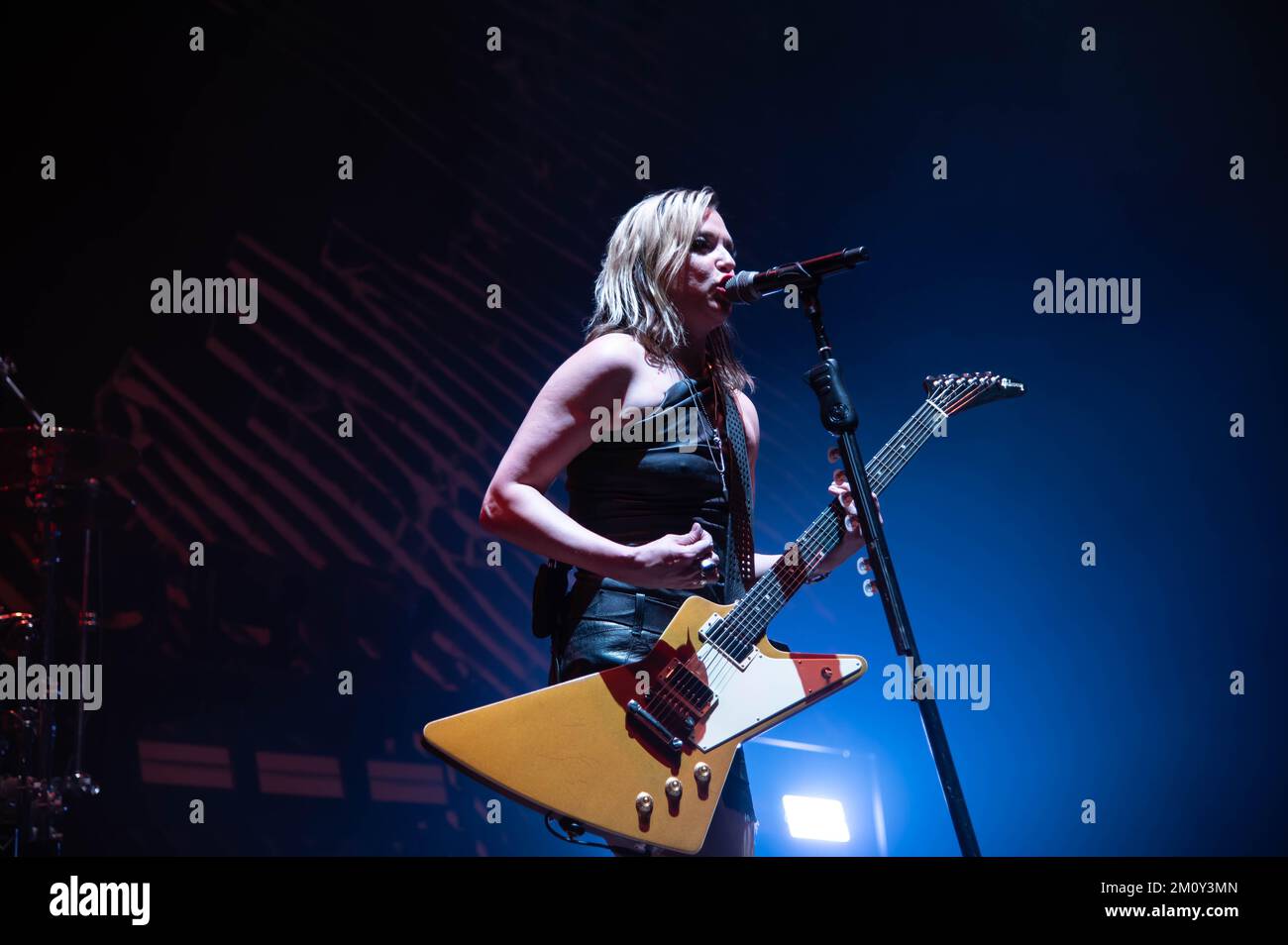 Lzzy Hale von Halestorm tritt am 6. Dezember 2022 im OVO Hydro in ...