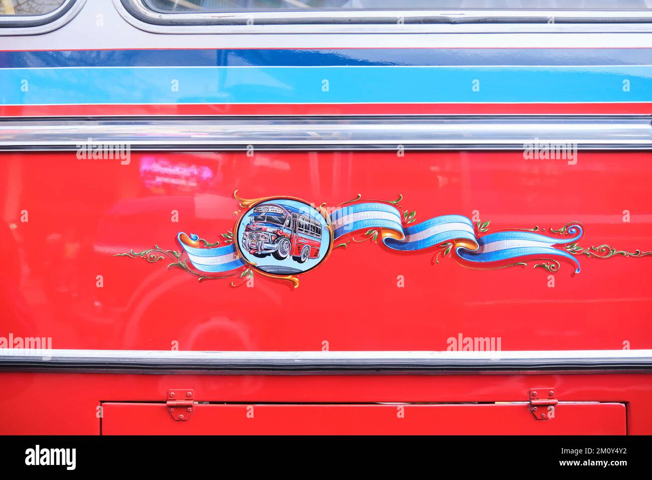 Buenos Aires, Argentinien, 20. Juni 2022: Dekorative Details an der Karosserie eines Mercedes Benz 1114 Bus, Linie 135. Ornamente im Fileteado po gemalt Stockfoto