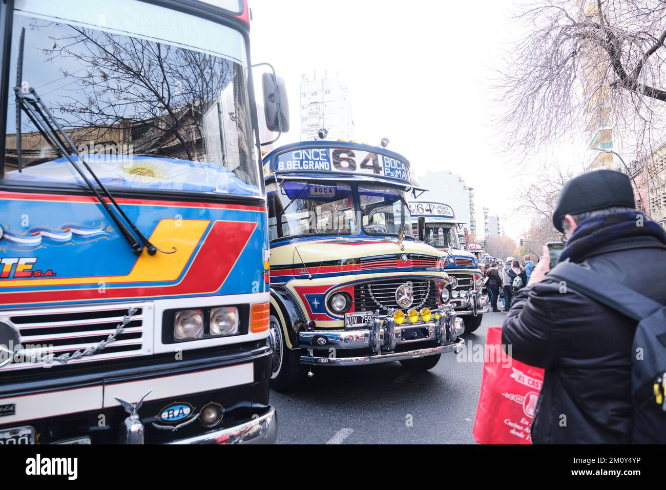 Buenos Aires, Argentinien, 20. Juni 2022: Ein unbekannter Mann, der Fotos auf einer antiken Busausstellung macht. Stockfoto