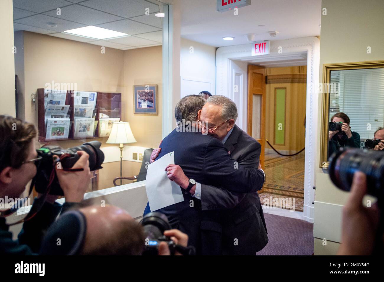 Der Mehrheitsführer des Senats der Vereinigten Staaten, Chuck Schumer (Demokrat von New York), rechts, wird vom US-Senator Gary Peters (Demokrat von Michigan) begrüßt, bevor eine Pressekonferenz über die Wiederwahl des amtierenden US-Senators Raphael G. Warnock (Demokrat von Georgien) im US Capitol in Washington, DC, Mittwoch, 7. Dezember 2022. Kredit: Rod Lamkey/CNP/Sipa USAUnited States Senate majority Leader Chuck Schumer (Demokrat von New York), Right, wird vor einer Pressekonferenz über die Wiederwahl von Incum vom US-Senator Gary Peters (Demokrat von Michigan) begrüßt Stockfoto