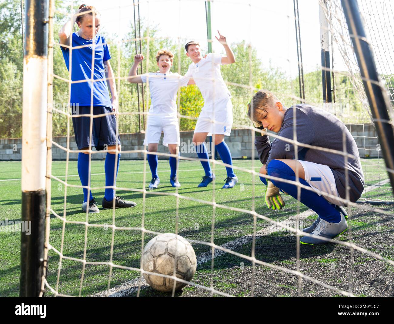 Torwart verpasste den Ball ins Tor. Junge Teenager Fußballspiel Stockfoto