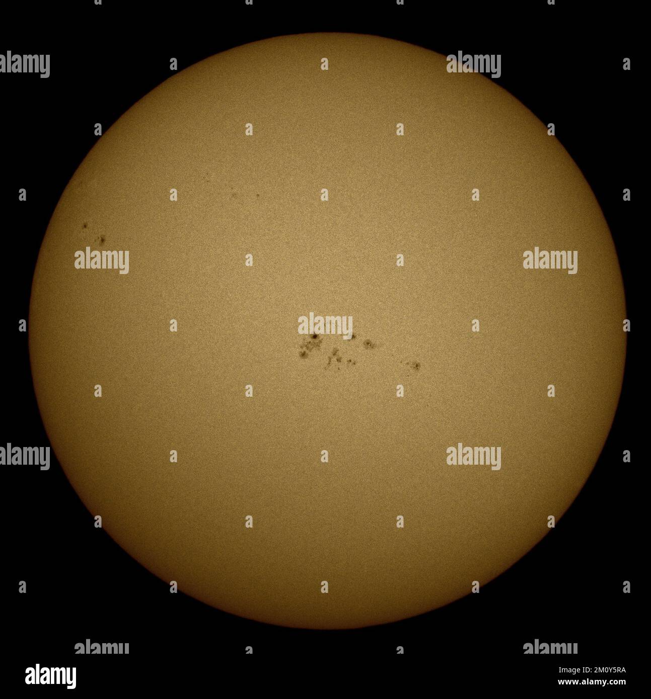 Die Sonne und ihre schwarzen Flecken, im Sommer, durch ein Teleskop, Solarfilm Stockfoto