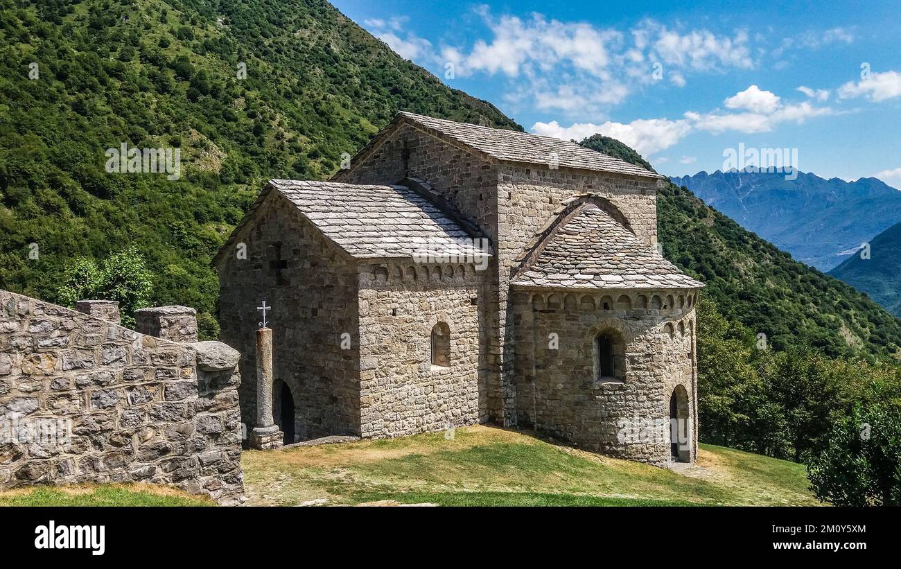 Abtei San Pietro al Monte, mittelalterliche Klosteranlage aus dem 11. Jahrhundert im romanischen Lombard-Stil, auf einem Hügel außerhalb der Stadt Civate, Italien Stockfoto