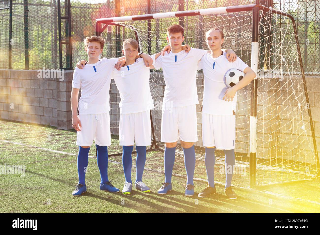Porträt der männlichen High School Fußballmannschaft auf dem Feld Stockfoto