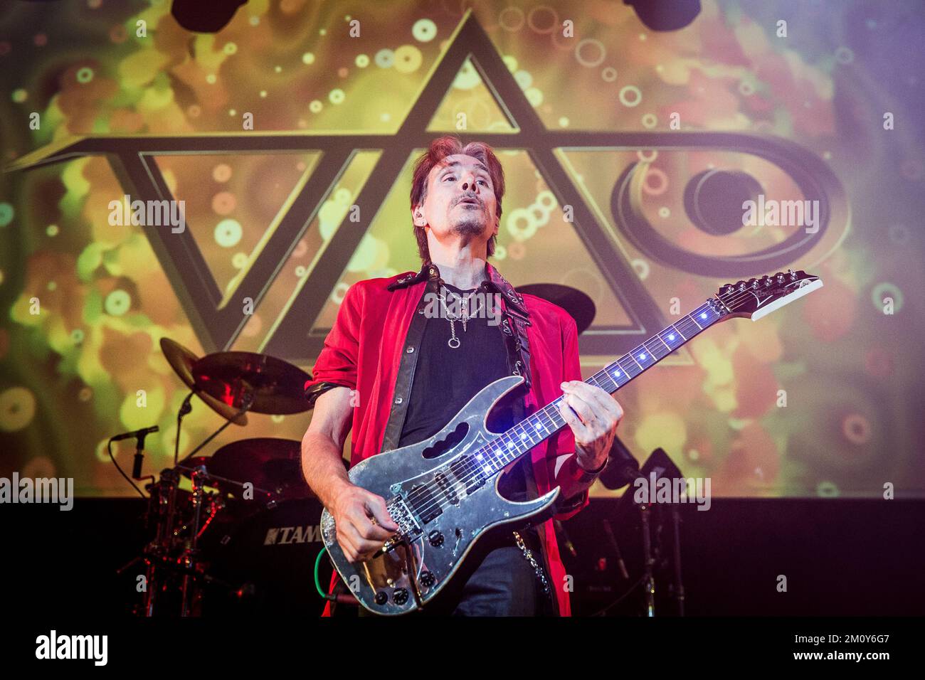 Der Gitarrist und Komponist Steve Vai tritt 2022 live auf Stockfoto