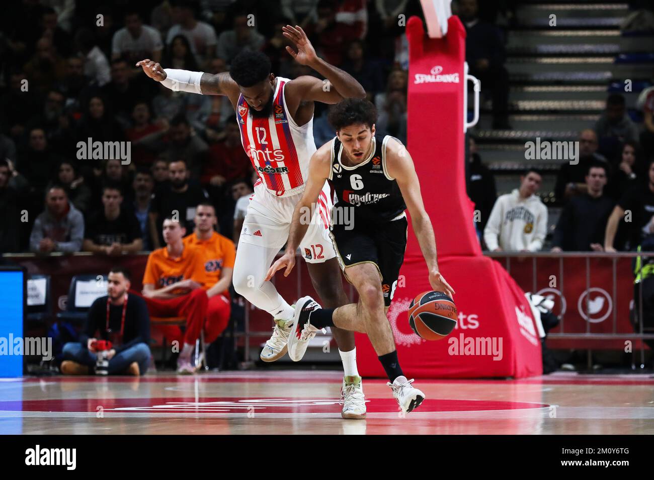 Belgrad, Serbien, 2.. Dezember 2022. Alessandro Pajola von Virtus Segafredo Bologna in Aktion während des EuroLeague-Spiels der Turkish Airlines 2022/2023 zwischen Crvena Zvezda mts Belgrad und Virtus Segafredo Bologna in Aleksandar Nikolic in Belgrad, Serbien. 2. Dezember 2022. Kredit: Nikola Krstic/Alamy Stockfoto