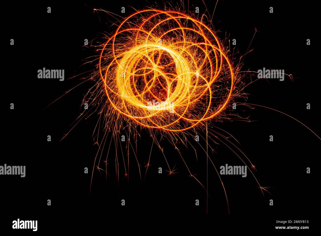Kreise mit Funken auf schwarzem Hintergrund. Festliche Glitzer, abstrakte Silvesterlichter. Stockfoto