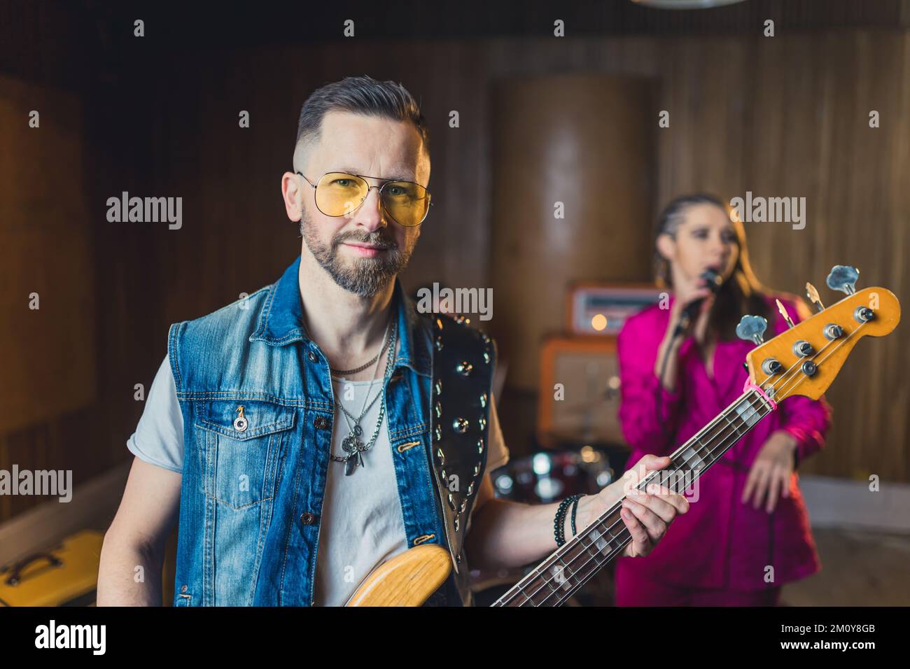 Ein Gitarrist, der in einem Studio mit einer Musikband auftritt. Hochwertiges Foto Stockfoto