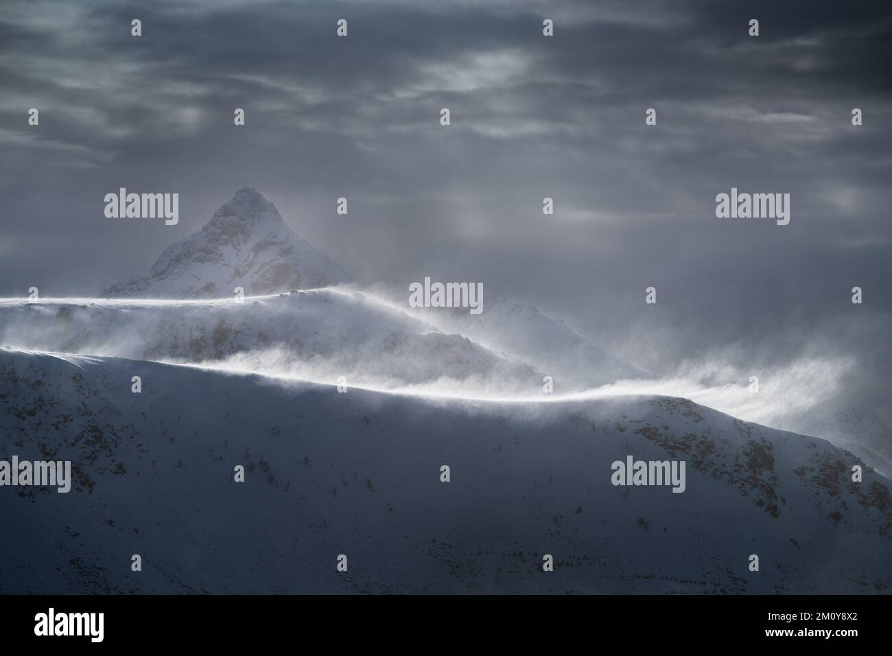 Schneefälle von Bergkämmen, Vestvågøy, Lofoten, Norwegen Stockfoto