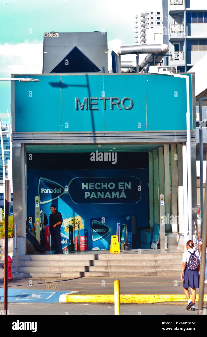 Eingang zur U-Bahn von der Straße in panama City Stockfoto