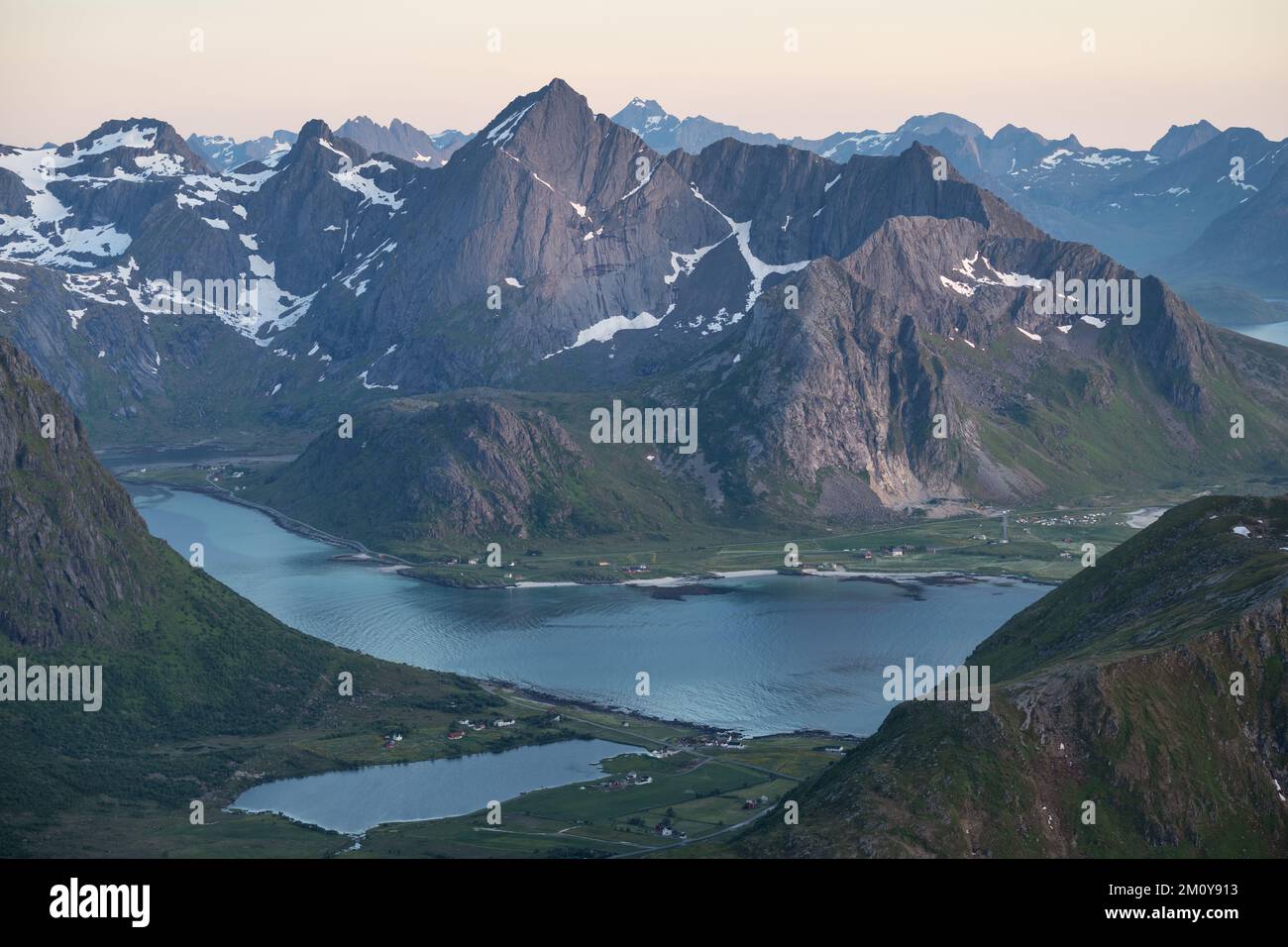 Berglandschaft von Stornappstind, Lofoten-Inseln, Norwegen Stockfoto