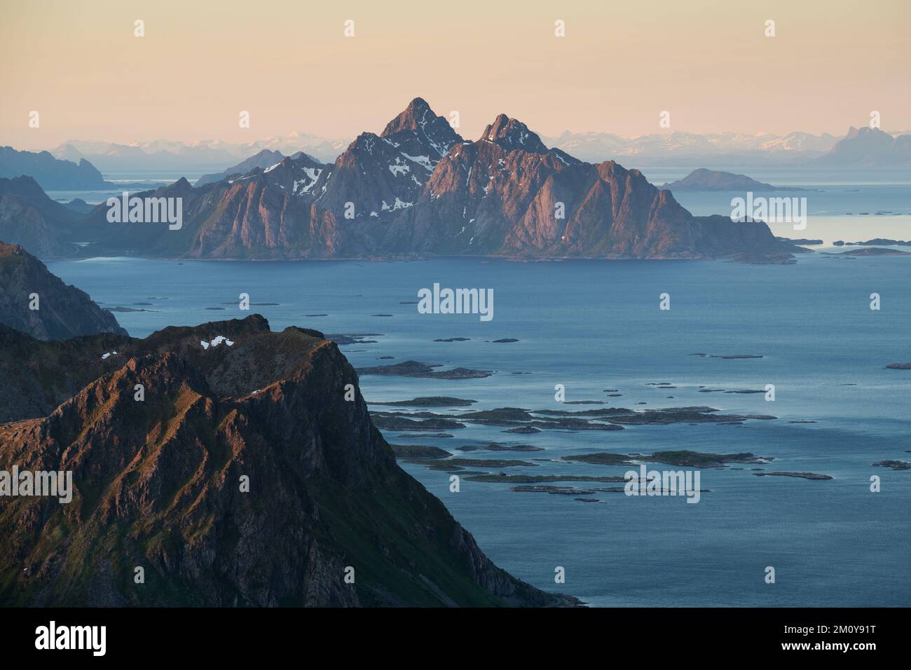Der Berggipfel Vågakallen steigt vom Meer aus, die Lofoten-Inseln, Norwegen Stockfoto