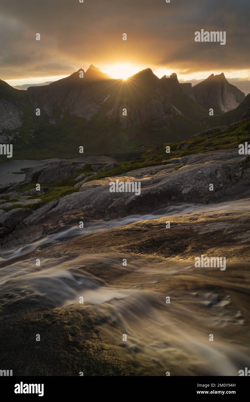 Sonnenuntergang hinter den Bergen von Kirkefjord, Lofoten-Inseln, Norwegen Stockfoto