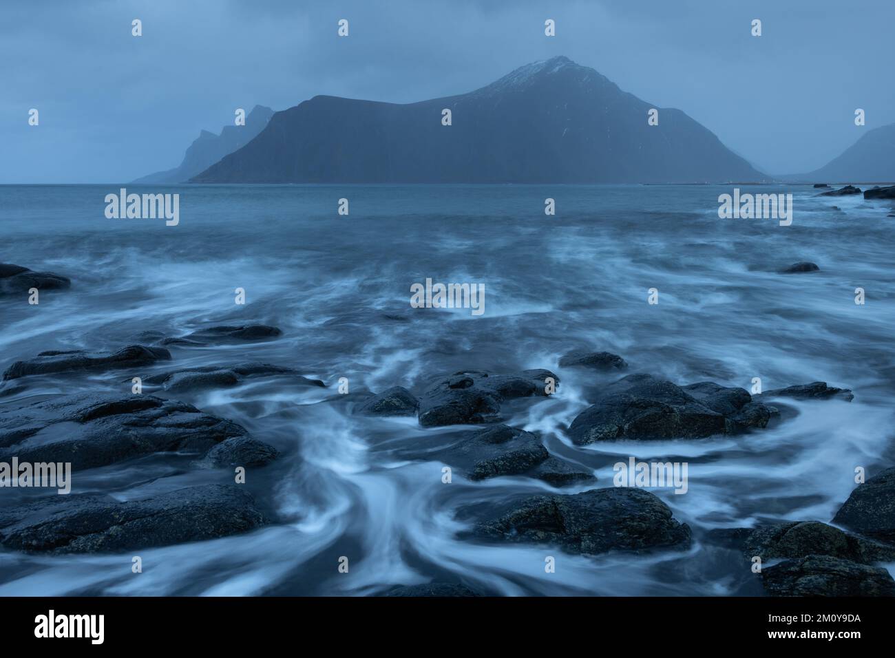 Felsige Küste bei Ramberg, Lofoten-Inseln, Norwegen Stockfoto