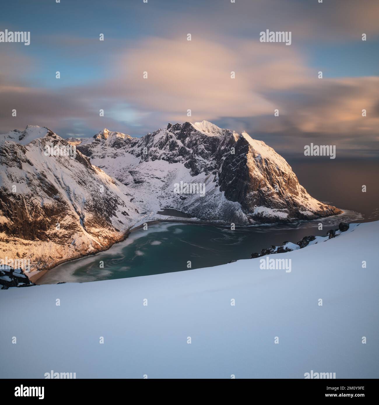 Kvalvika-Strand mit Schnee, Lofoten-Inseln, Norwegen Stockfoto