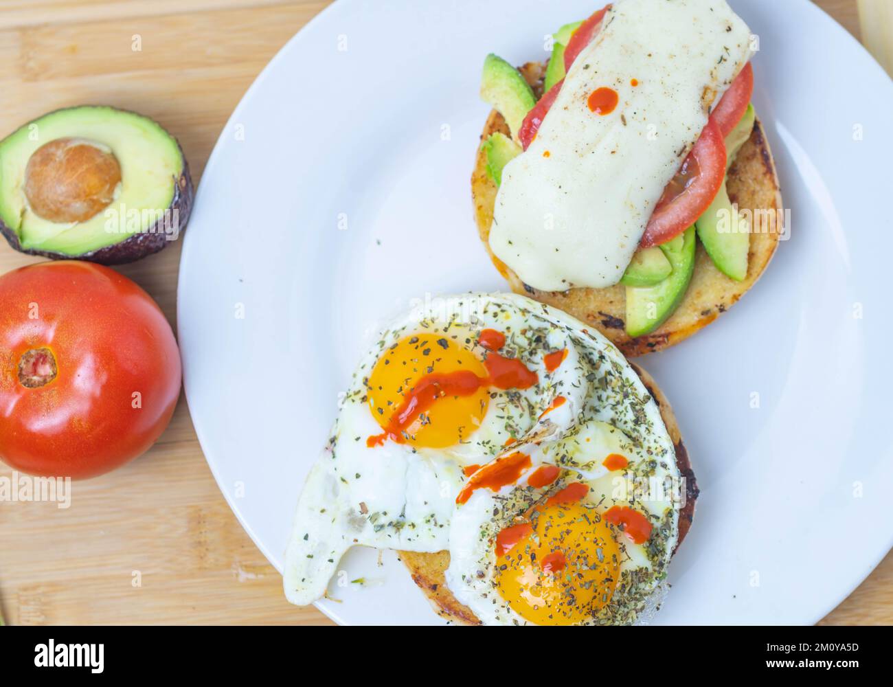 Getoastetes Bagel-Sandwich mit Ei und Gemüse garnieren Stockfoto