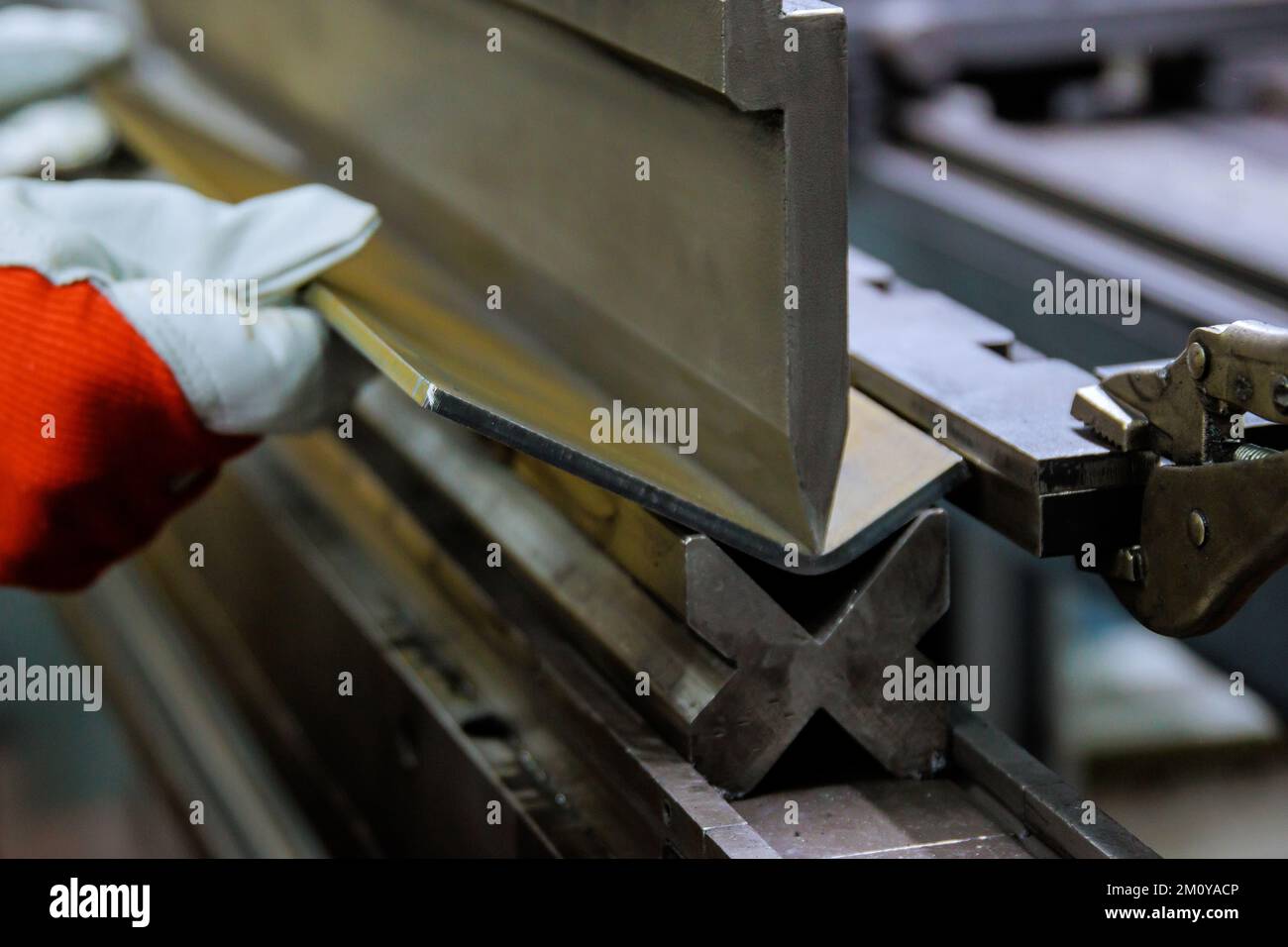 Das Biegen von Metallplatten auf sind spezielle Maschinen zum Biegen Stockfoto