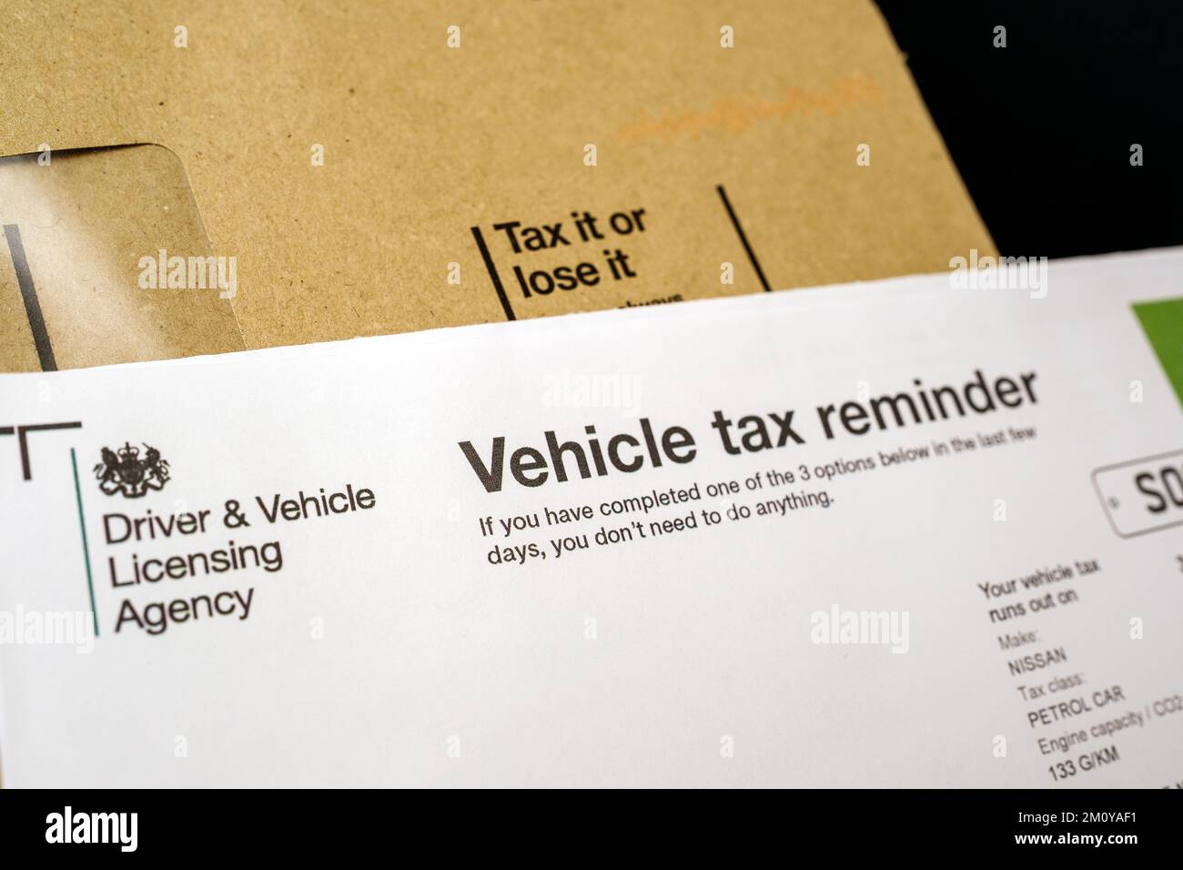 Authentisches V11-Mahnschreiben zur Kfz-Steuer von DVLA auf braunem Umschlag. Britische Kraftfahrzeugsteuer für Ihr Auto. Stafford, Großbritannien, 8. Dezember 2022 Stockfoto