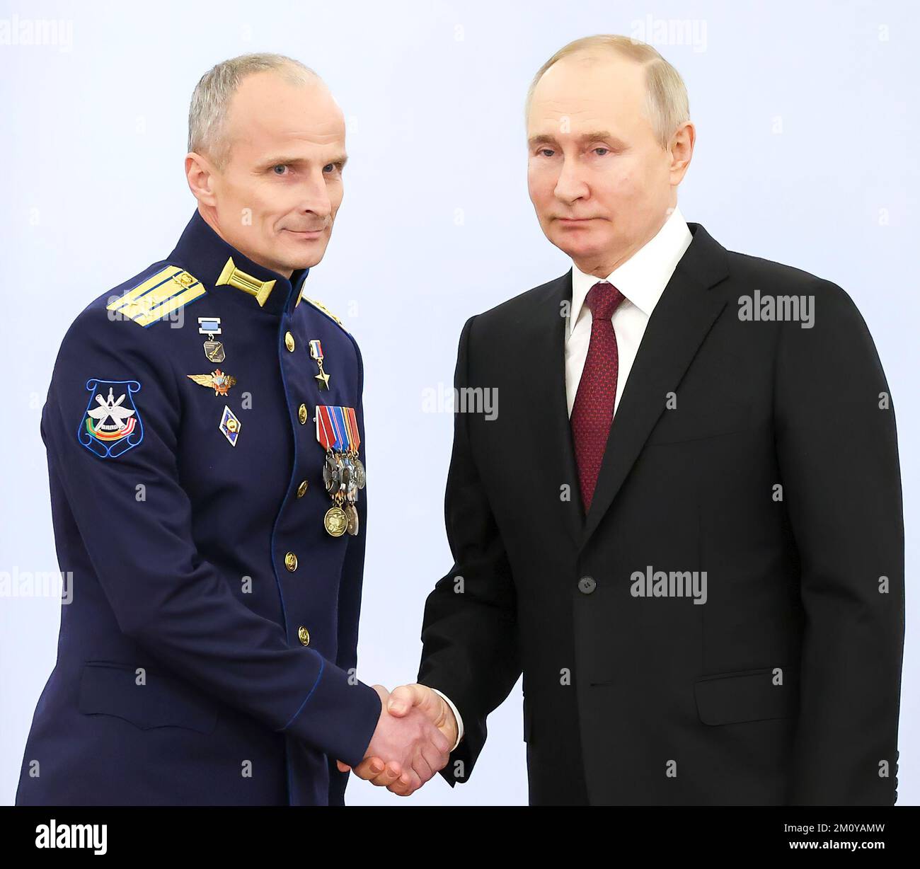 Russischer Präsident Wladimir Putin bei der Zeremonie zur Verleihung der Gold-Star-Medaillen an die Helden Russlands. Mit Oberst Maxim Stefanov, Leiter des 267.. Flugforschungs- und Testzentrums und stellvertretender Leiter des 929.. Staatlichen Flugtestzentrums des Verteidigungsministeriums Foto: Büro des russischen Präsidenten Stockfoto