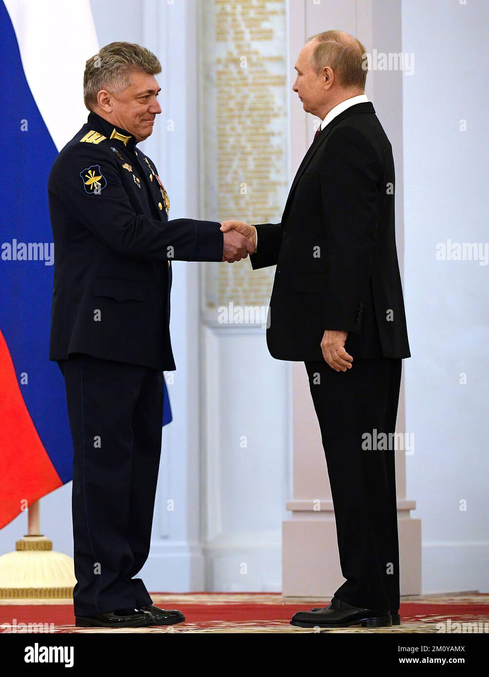 Russischer Präsident Wladimir Putin bei der Zeremonie zur Verleihung der Gold-Star-Medaillen an die Helden Russlands. Mit Major Boris Dudko, Stellvertretender Befehlshaber des 124.. Separaten Panzerbataillons der Luftangriffsabteilung der 76.. Garde.Foto: Büro des russischen Präsidenten Stockfoto