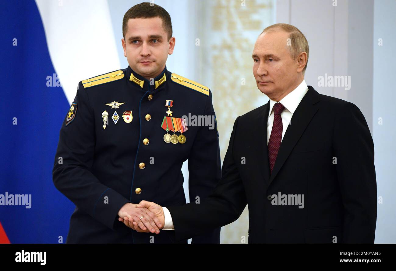 Russischer Präsident Wladimir Putin bei der Zeremonie zur Verleihung der Gold-Star-Medaillen an die Helden Russlands. Mit Leutnant Denis Skakunovsky, stellvertretender Befehlshaber für die militärisch-politische Arbeit des Luftfahrtunternehmens des 56.. Guards Airborne Assault Regiment der 7.. Guards Airborne Assault Division der Luftwaffe.Foto: Büro des russischen Präsidenten Stockfoto