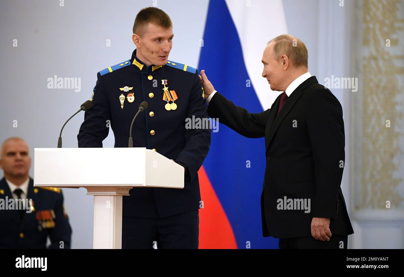 Russischer Präsident Wladimir Putin bei der Zeremonie zur Verleihung der Gold-Star-Medaillen an die Helden Russlands. Zusammen mit Corporal David Malyikin, Fahrtechniker des Aufklärungszugs des 175.. Aufklärungsbataillons der 76.. Guards Airborne Attault Division der Luftwaffe.Foto: Büro des russischen Präsidenten Stockfoto