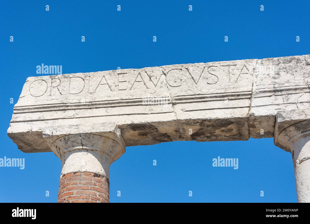 Eingeschriebene Marmorsäule im Forum, Pompeji, Pompeji, der Metropolstadt Neapel, der Region Kampanien, Italien Stockfoto