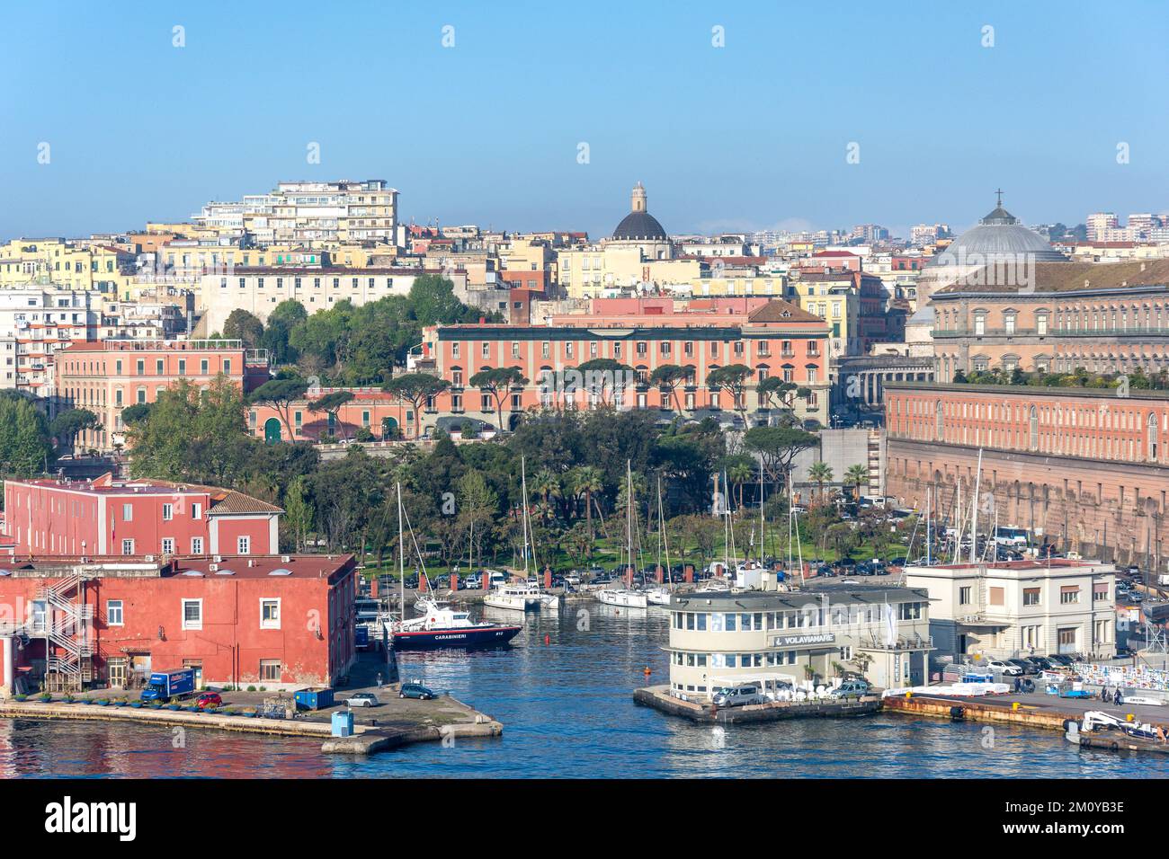 Blick auf die Stadt und den Yachthafen Porto Sportivo Napoli, die Stadt Neapel (Neapel), die Region Kampanien, Italien Stockfoto