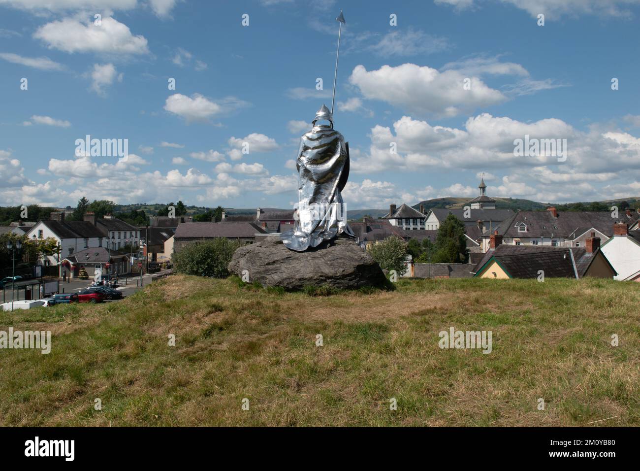 Statue von Llywelyn AP Gruffydd Fychan mit Blick auf Llandovery, Camarthanshire, Wales. UK Stockfoto