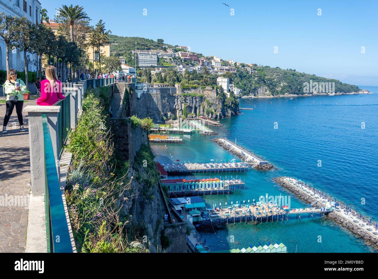 Blick auf die Bucht von Neapel von der Terrasse der Villa Comunale (öffentlicher Garten), Via San Francesco, Sorrento (Surriento), Region Kampanien, Italien Stockfoto
