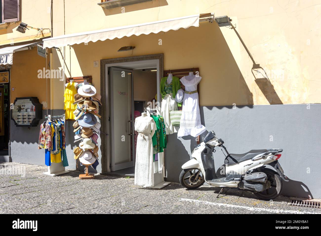 Modeboutique, Via San Francesco, Sorrent (Surriento), Region Kampanien, Italien Stockfoto