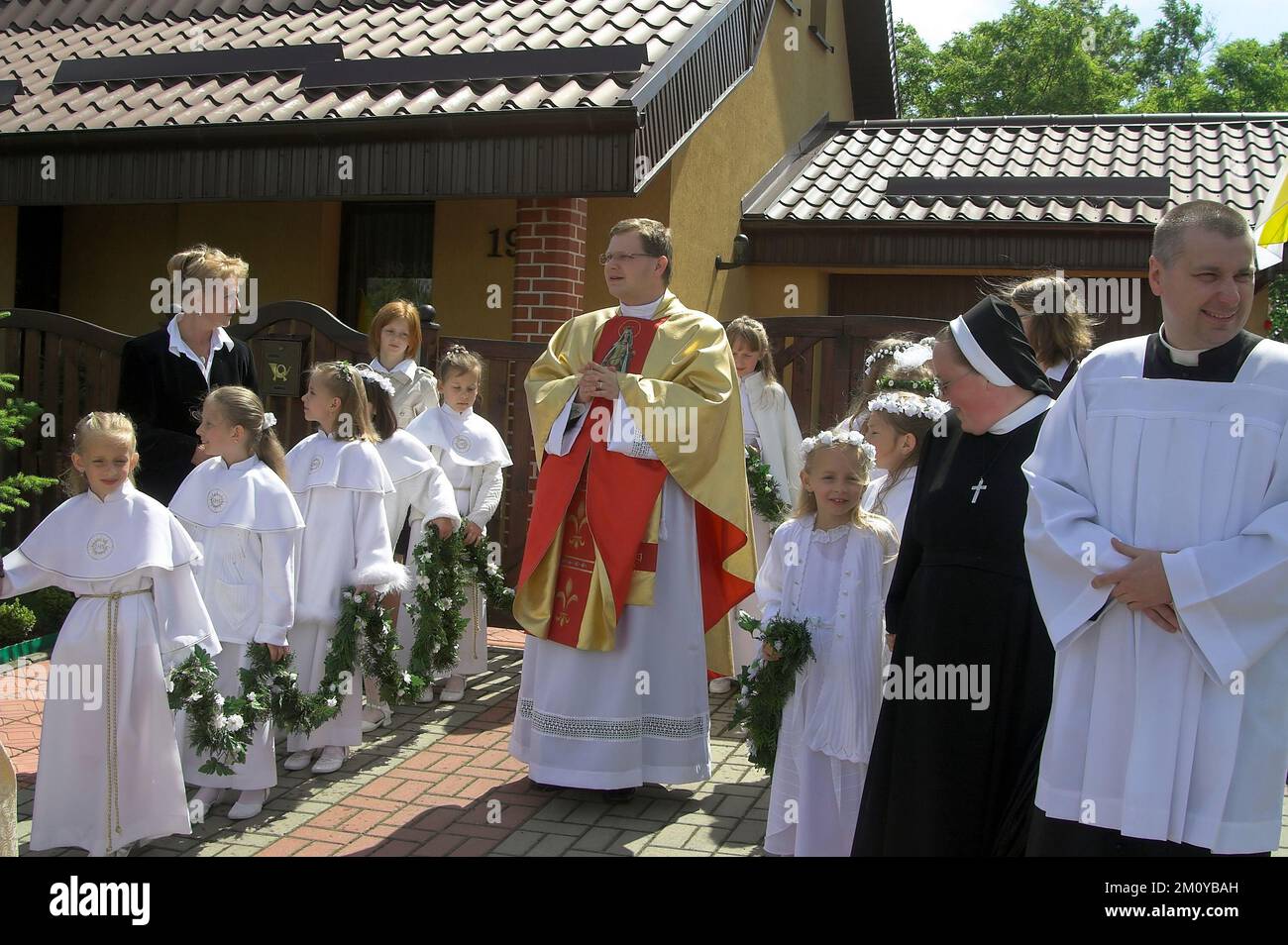 Ostrzeszów, Schildberg, Polen, Polen, Polska; Der Neupriester zog von seinem Elternhaus in einer Prozession zur Kirche Stockfoto