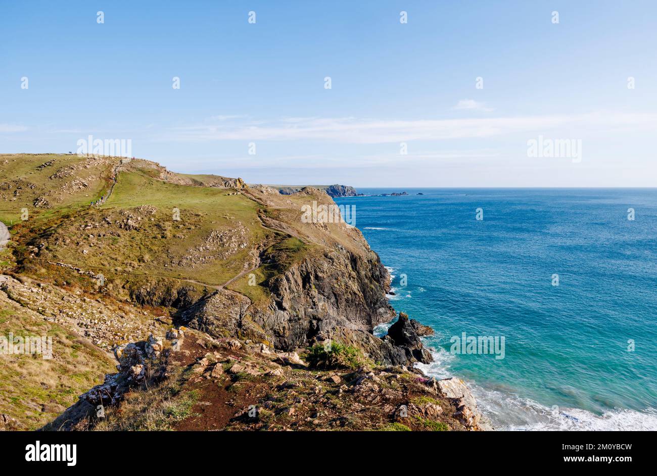 Panoramablick auf Klippen und unberührte zerklüftete Küste am Kynance Cove auf der Lizard Peninsula an der Südküste von Cornwall, Südwestengland Stockfoto