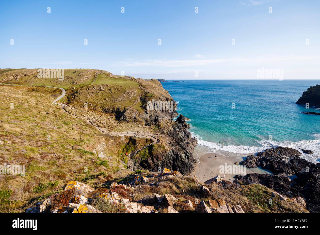 Klippen, Strand und zerklüftete Küste am Kynance Cove auf der Lizard-Halbinsel an der Südküste Cornwalls, Südwestengland Stockfoto