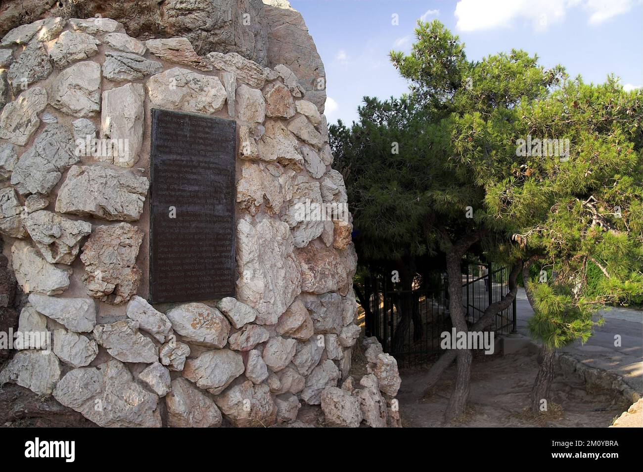 Athen, Athen, Grecja, Griechenland, Griechenland; Bronzetafel, gewidmet dem Besuch des Apostels Paulus im Areopagus; 紀念使徒保羅來訪的牌匾 Stockfoto