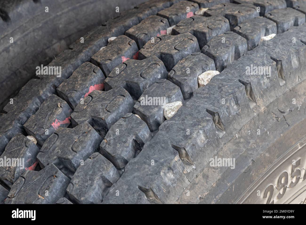 Reifenprofil auf Reifen von schweren Muldenkippern. Reifenverschleiß, Reifeninspektion, Wartung und Sicherheitskonzept. Stockfoto