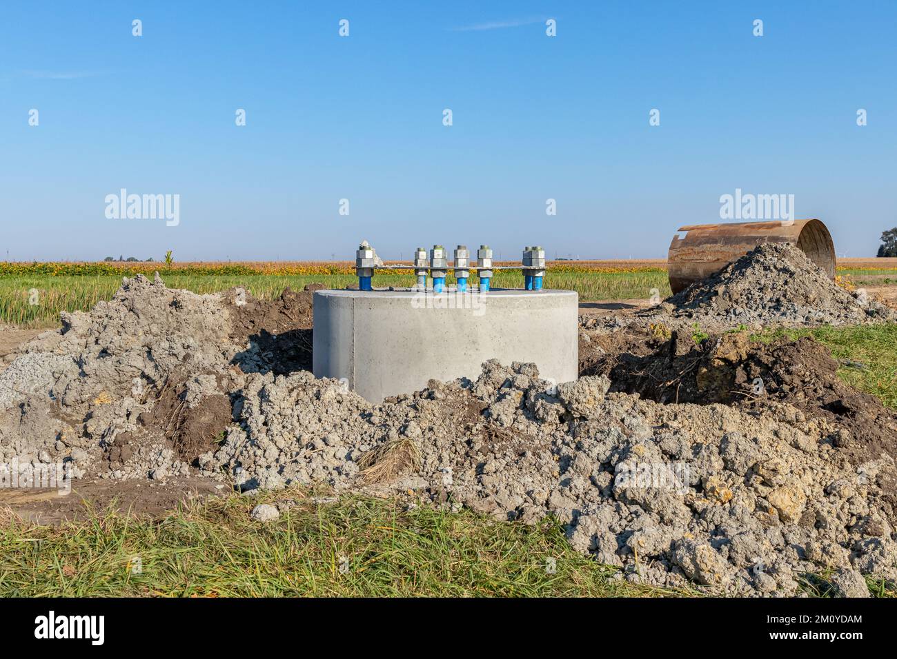 Installation eines Strommessstabs des Stromnetzes. Konzept für den Bau, die Reparatur und die Modernisierung der Stromnetzinfrastruktur Stockfoto