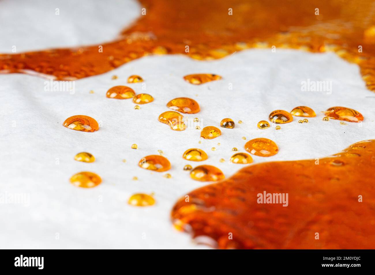bho-Extrakt goldenes Cannabis-Destillatwachs zum Räuchern von Vape in einem Glasbehälter. Stockfoto