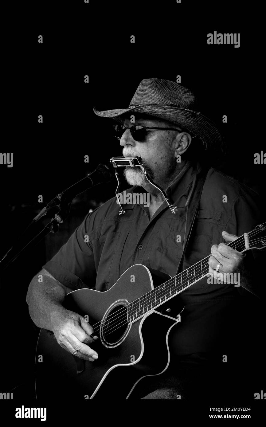 Country Singer spielt Gitarre auf der Bühne Stockfoto
