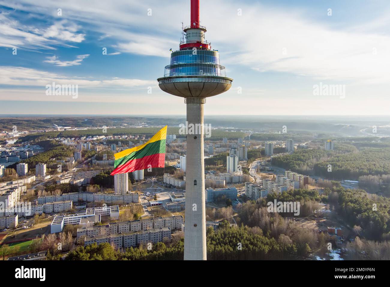 VILNIUS, LITAUEN - 16. FEBRUAR 2022: Anlässlich der Restaurierung der Sta winkt auf dem Fernsehturm von Vilnius eine riesige dreifarbige litauische Flagge Stockfoto