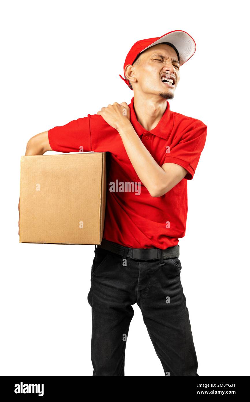 Ein Paketzusteller mit Hut fühlt Rückenschmerzen, wenn er ein Paket isoliert auf weißem Hintergrund bei sich trägt Stockfoto
