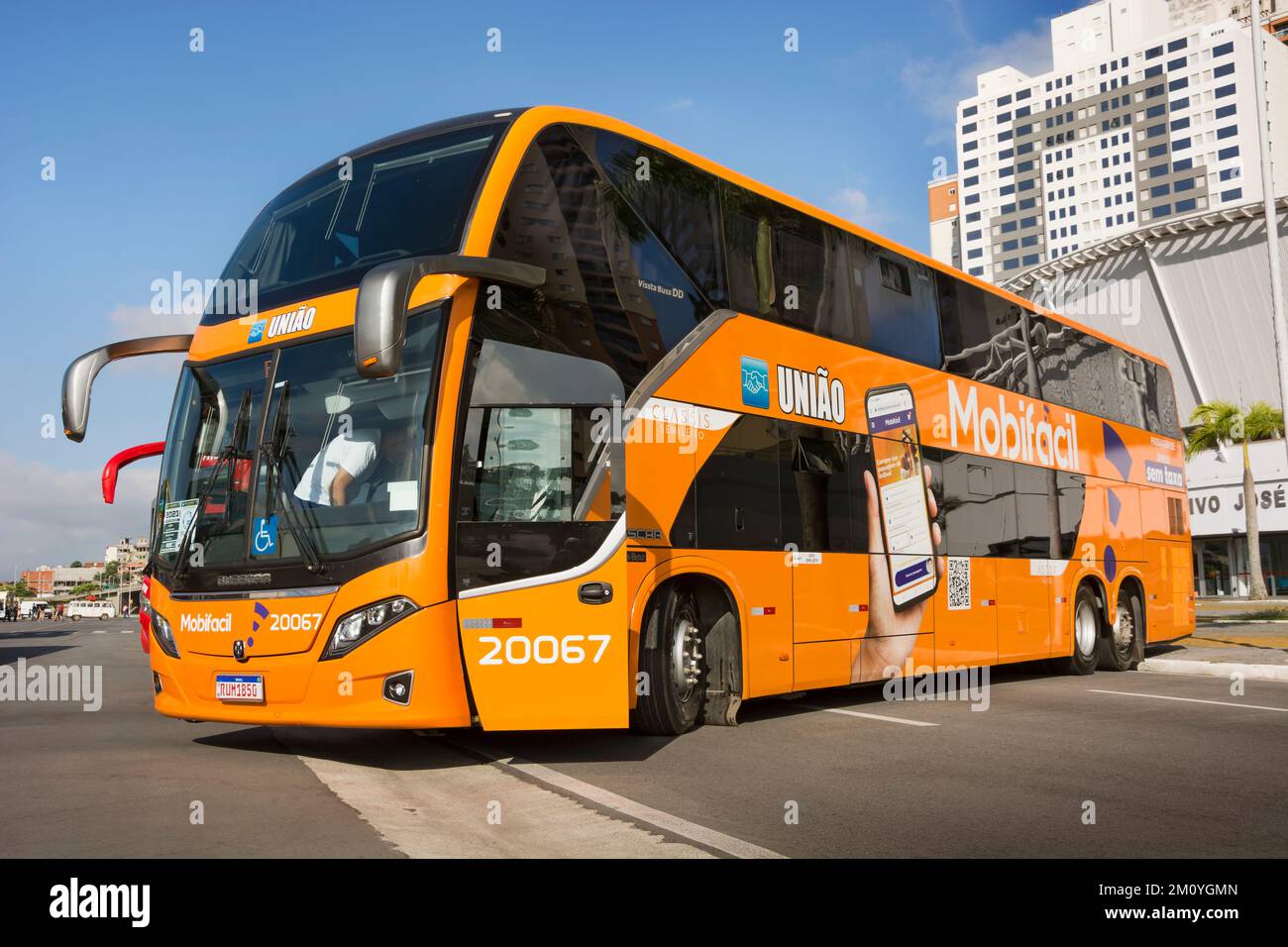 Busfahrzeug Busscar Vissta Buss DD Mercedes-Benz 0500 RSD BLUETEC 5 2022 auf der Ausstellung des Bus Brasil Fest 2022 in der Stadt Barueri, Brasilien. Stockfoto