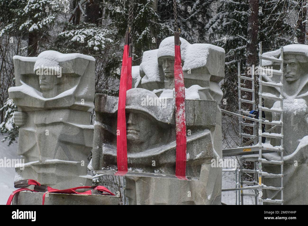 Vilnius, Litauisch, 6.. Dezember 2022, Arbeiter demontieren das Denkmal der Sowjetsoldaten der Roten Armee auf dem Antakalnis-Friedhof in Vilnius. Das 1984 erbaute Denkmal war den Soldaten der Roten Armee gewidmet, die während der Befreiung von Vilnius von den Nazi-Invasoren im Zweiten Weltkrieg starben. Am 6.. Dezember 2022 begann die Demontage des Denkmals trotz der vom Menschenrechtsausschuss der Vereinten Nationen verhängten Übergangsmaßnahmen nach einer von wenigen "ethnischen Russen" unterzeichneten Petition. Die russische Botschaft in Litauen nannte die Entfernung des Denkmals eine "barbarische Farce" und rief "um dies zu beurteilen Stockfoto