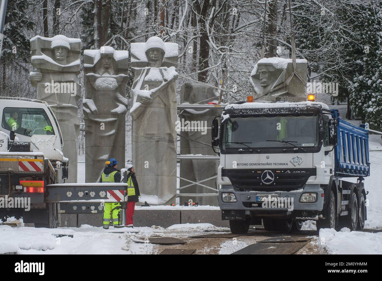 Arbeiter zerschlagen das Denkmal der Sowjetsoldaten der Roten Armee auf dem Antakalnis-Friedhof in Vilnius. Das 1984 erbaute Denkmal war den Soldaten der Roten Armee gewidmet, die während der Befreiung von Vilnius von den Nazi-Invasoren im Zweiten Weltkrieg starben. Am 6.. Dezember 2022 begann die Demontage des Denkmals trotz der vom Menschenrechtsausschuss der Vereinten Nationen verhängten Übergangsmaßnahmen nach einer von wenigen "ethnischen Russen" unterzeichneten Petition. Die russische Botschaft in Litauen bezeichnete die Entfernung des Denkmals als "barbarische Verhöhnung" und rief: "Um diese demonstrierende Missachtung der Entscheidungen zu bewerten o Stockfoto