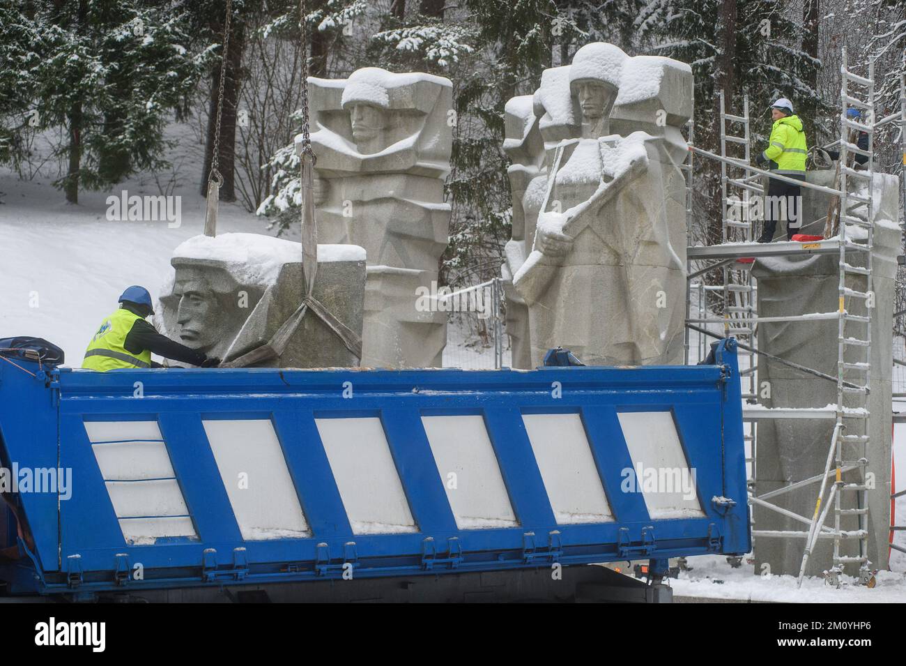 Arbeiter zerschlagen das Denkmal der Sowjetsoldaten der Roten Armee auf dem Antakalnis-Friedhof in Vilnius. Das 1984 erbaute Denkmal war den Soldaten der Roten Armee gewidmet, die während der Befreiung von Vilnius von den Nazi-Invasoren im Zweiten Weltkrieg starben. Am 6.. Dezember 2022 begann die Demontage des Denkmals trotz der vom Menschenrechtsausschuss der Vereinten Nationen verhängten Übergangsmaßnahmen nach einer von wenigen "ethnischen Russen" unterzeichneten Petition. Die russische Botschaft in Litauen bezeichnete die Entfernung des Denkmals als "barbarische Verhöhnung" und rief: "Um diese demonstrierende Missachtung der Entscheidungen zu bewerten o Stockfoto