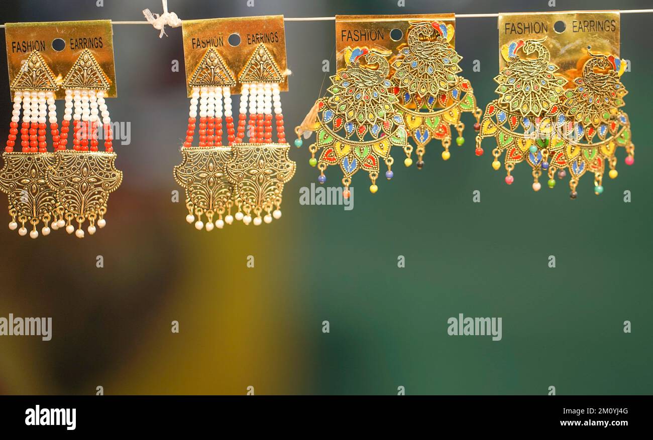 Ohrringe, die auf dem indischen Markt verkauft werden, Schmuck auf dem indischen Markt, der wie Ohrringe verkauft wird Stockfoto