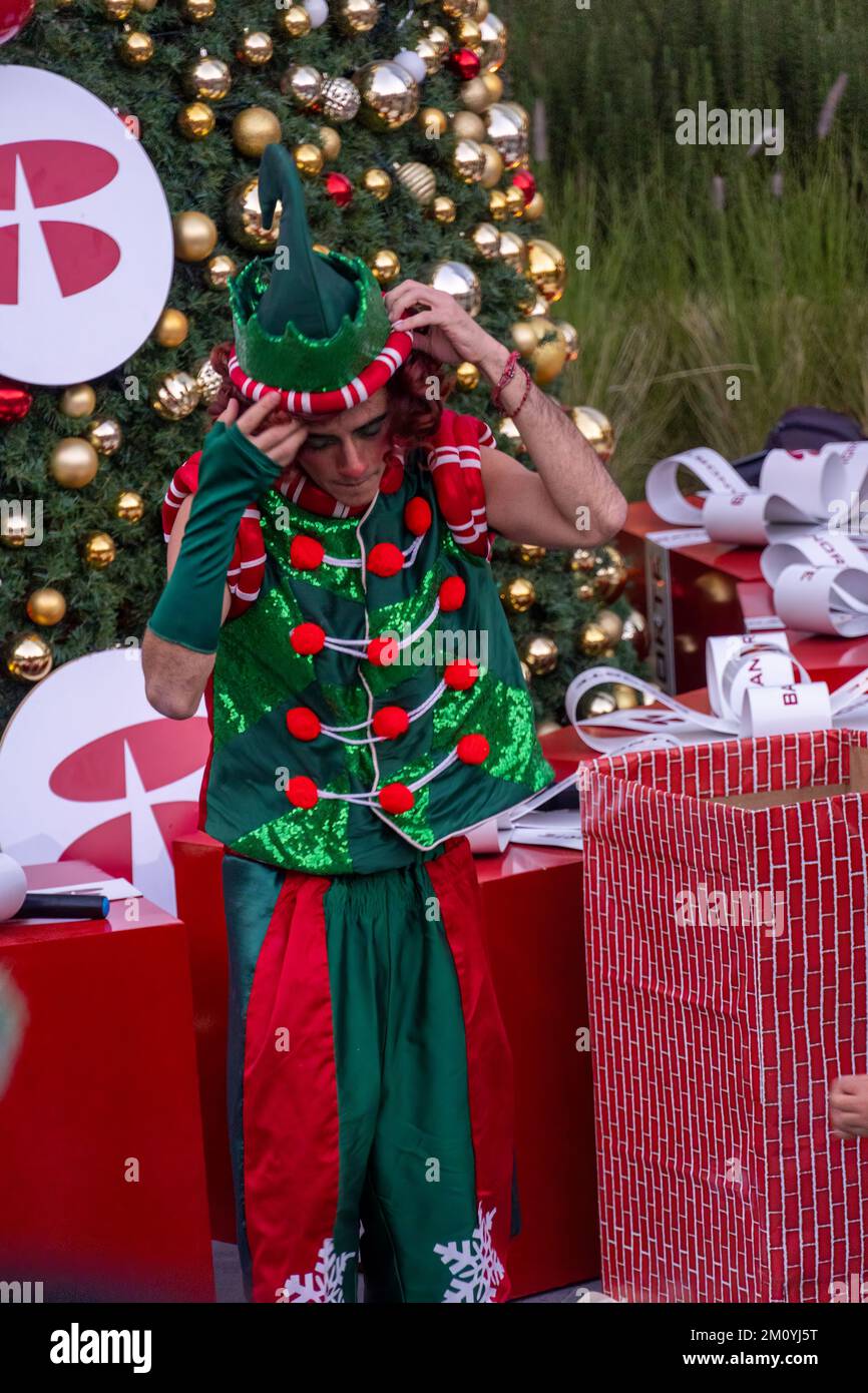 weihnachtself vor einem weihnachtsbaum mit Geschenken, mexiko Stockfoto