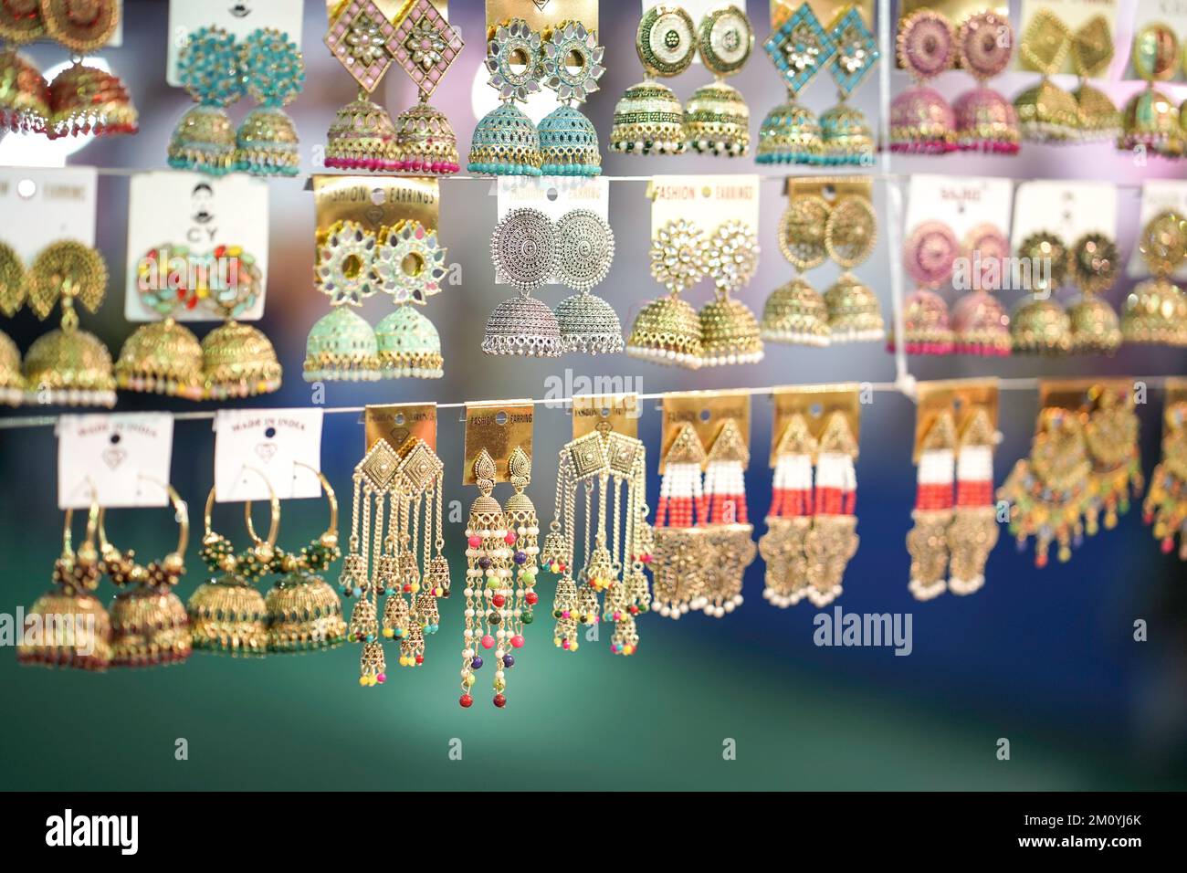 Ohrringe, die auf dem indischen Markt verkauft werden, Schmuck auf dem indischen Markt, der wie Ohrringe verkauft wird Stockfoto